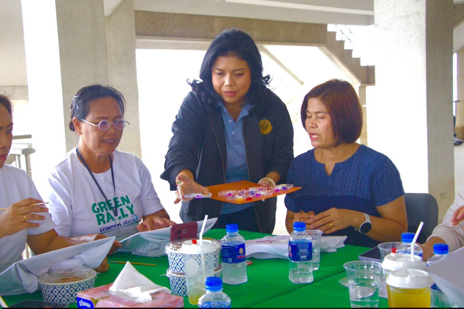 title - ผอ.ศพส. ห้การต้อนรับ คณะผู้บริหาร พนักงาน และสื่อมวลชน จาก บริษัท ทิพยประกันภัย จำกัด (มหาชน) พร้อมนำคณะเข้าเยี่ยมชมนิทรรศการสืบสาน สายธาร สร้างงาน หัตถศิลป์ ณ ศูนย์ส่งเสริมและพัฒนาอาชีพเสริมนอกภาคการเกษตร (ศูนย์ศิลปาชีพ บางไทรฯ (เดิม)) 